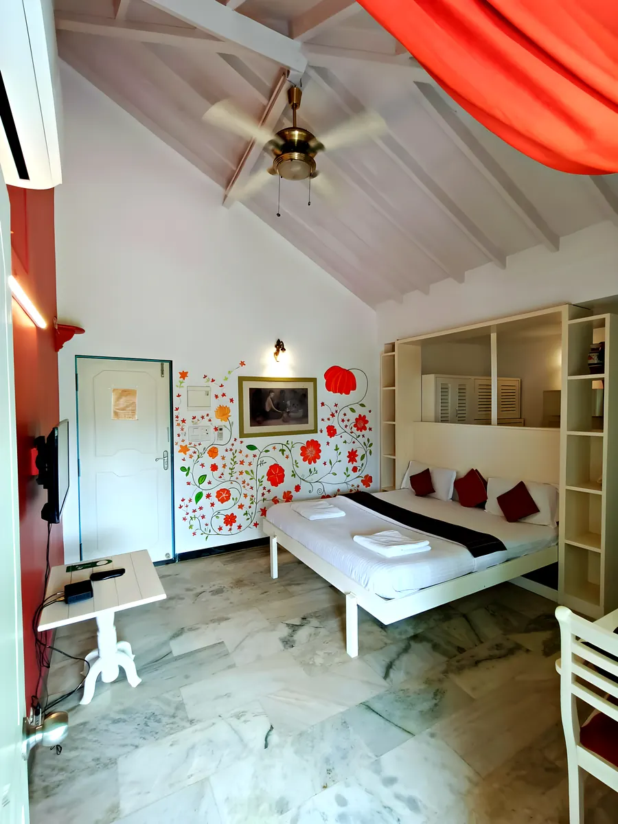 The red room, photograph 2